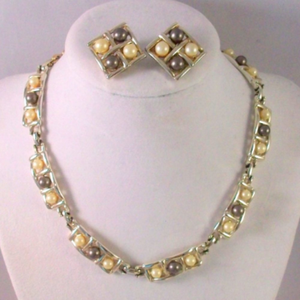 Vintage 1957 Sarah Coventry Candlelight Imitation Pearls Necklace Earring Set